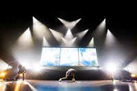 「ナタリー × 日本工学院かまた祭 School Festival LIVE “トゲナシトゲアリ”」より「爆ぜて咲く」のパフォーマンスの様子。（撮影：キセキミチコ）