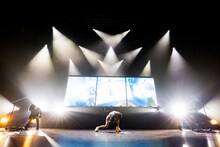 「ナタリー × 日本工学院かまた祭 School Festival LIVE “トゲナシトゲアリ”」より「爆ぜて咲く」のパフォーマンスの様子。（撮影：キセキミチコ）