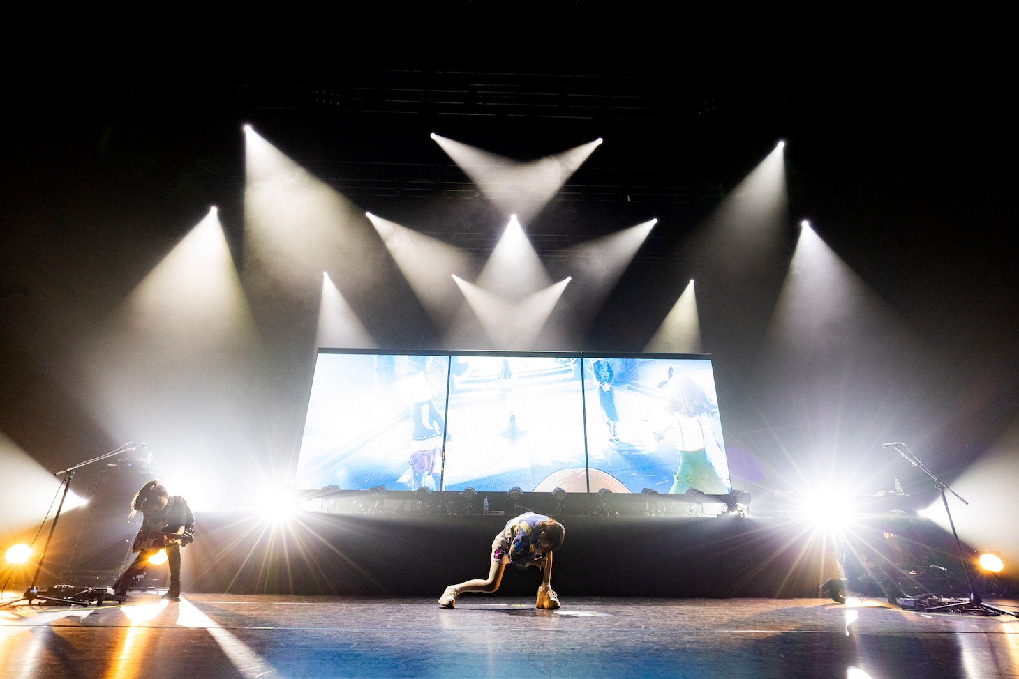 「ナタリー × 日本工学院かまた祭 School Festival LIVE “トゲナシトゲアリ”」より「爆ぜて咲く」のパフォーマンスの様子。（撮影：キセキミチコ）