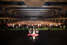 トゲナシトゲアリと観客との記念写真。（撮影：キセキミチコ）