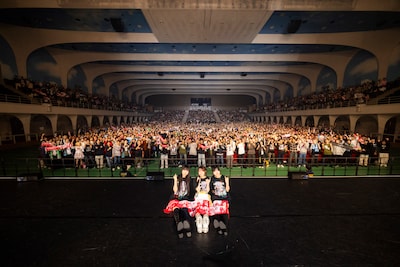 トゲナシトゲアリと観客との記念写真。（撮影：キセキミチコ）