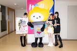左から朱李（B）、日本工学院蒲田校のキャラクター・かまトゥ、理名（Vo）、夕莉（G）。（撮影：キセキミチコ）