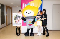 左から朱李（B）、日本工学院蒲田校のキャラクター・かまトゥ、理名（Vo）、夕莉（G）。（撮影：キセキミチコ）