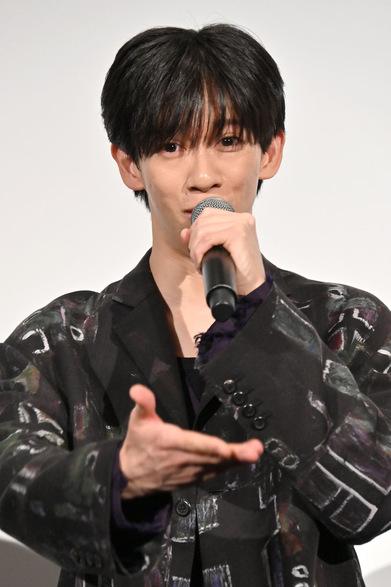 「報道陣の皆様も楽しんでいってくださいね？」と報道陣に語りかけるリョウガ。