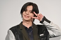 カメラにピースするカイ。