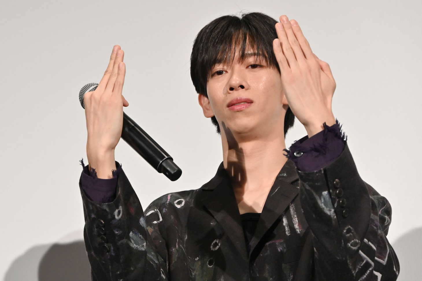 ULTRA 4DXのスクリーンをイメージしてみるリョウガ。