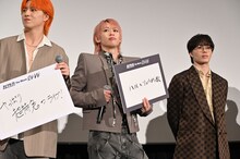 挨拶の合間に小躍りするシューヤ（中央）。