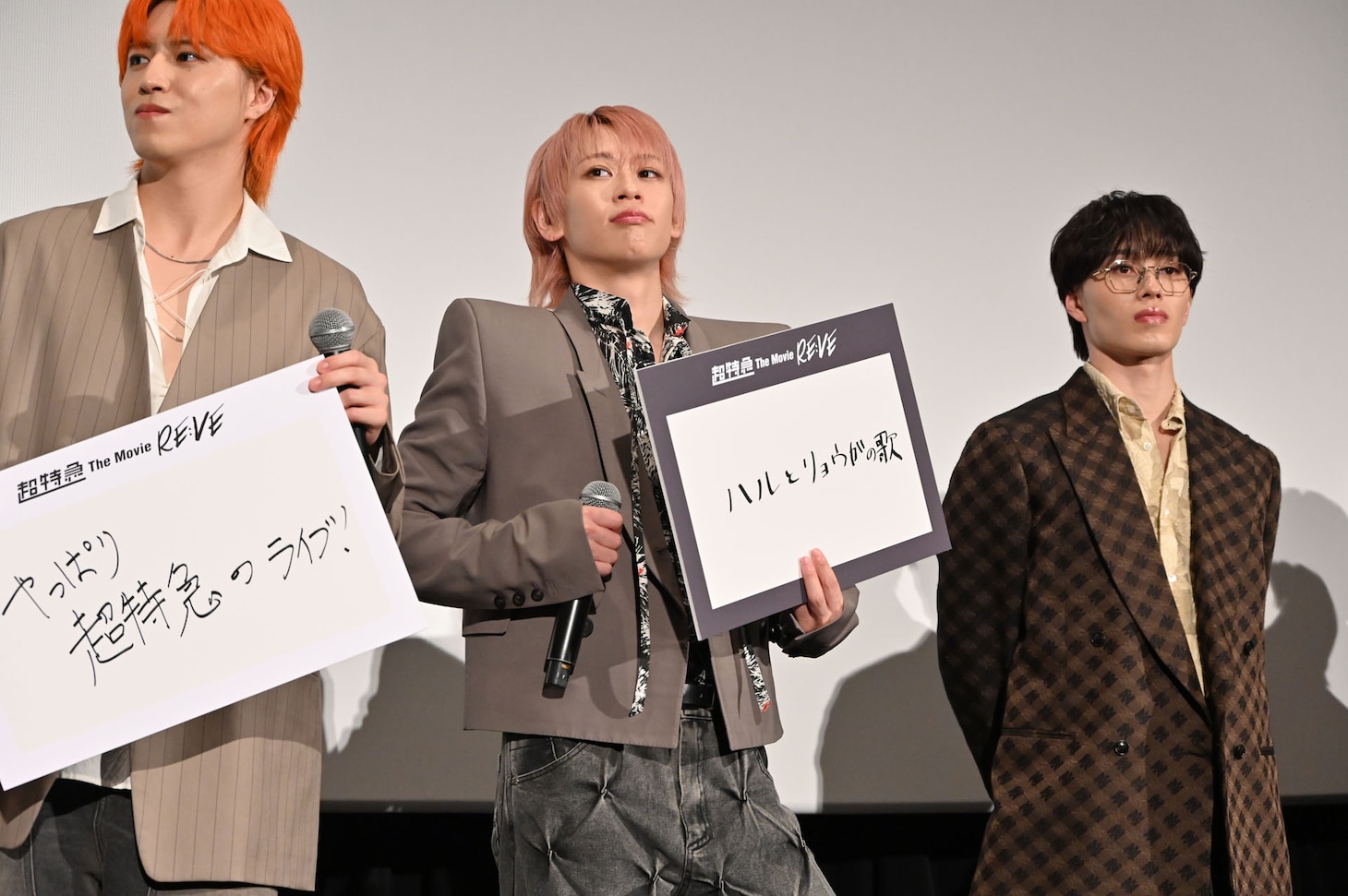 挨拶の合間に小躍りするシューヤ（中央）。