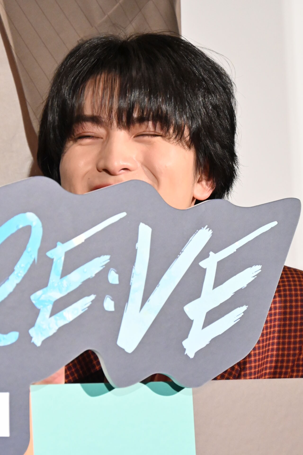 パネルに埋もれるハル。 - 超特急、初の映画化で爆笑挨拶！初日挨拶で