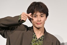 カメラに指ハートを向けるタクヤ。