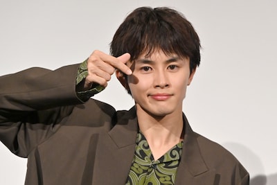 カメラに指ハートを向けるタクヤ。