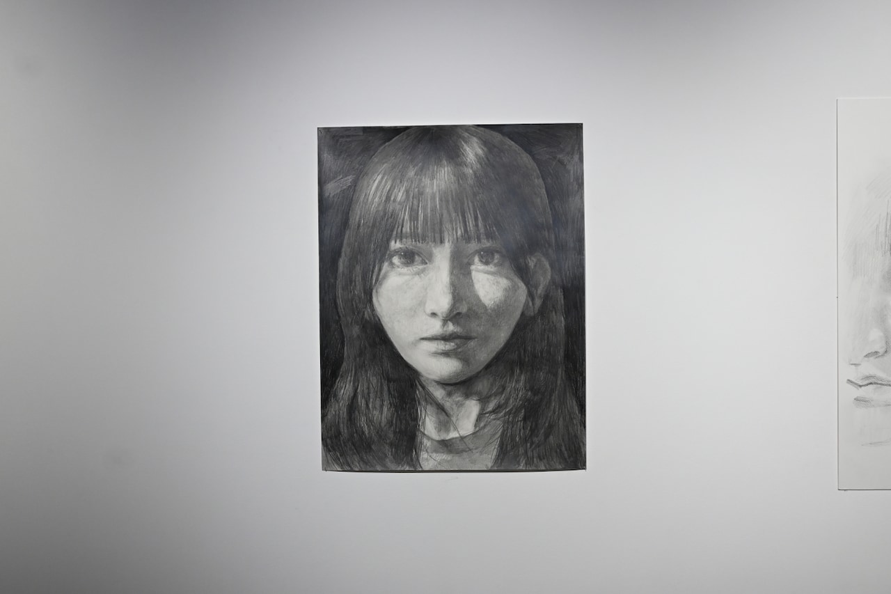 会場に入ってまず目を引く池田瑛紗の自画像。 - 乃木坂46池田瑛紗の