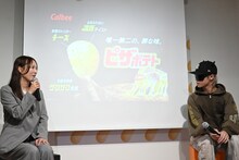 カルビー株式会社マーケティング本部ポテトチップス部の藤山恵里子氏とピラフ星人。