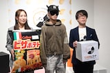 左からカルビー株式会社マーケティング本部ポテトチップス部の藤山恵里子氏、ピラフ星人、カルビー株式会社Calbee Future Laboディレクターの松本知之氏。