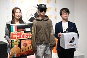 左からカルビー株式会社マーケティング本部ポテトチップス部の藤山恵里子氏、ピラフ星人、カルビー株式会社Calbee Future Laboディレクターの松本知之氏。