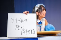 「憧れだった舞踏会に参加したシンデレラが『もう帰りたいかも…』。なぜそう思った？」というお題に答える鍛治島彩（アップアップガールズ（２））。