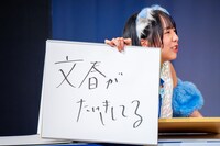 「アイドルがSNSに投稿した自撮りが大バズり！ 何が写り込んでいた？」というお題に答える鍛治島彩（アップアップガールズ（２））。