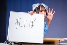 「アイドルがSNSに投稿した自撮りが大バズり！ 何が写り込んでいた？」というお題に答える鍛治島彩（アップアップガールズ（２））。