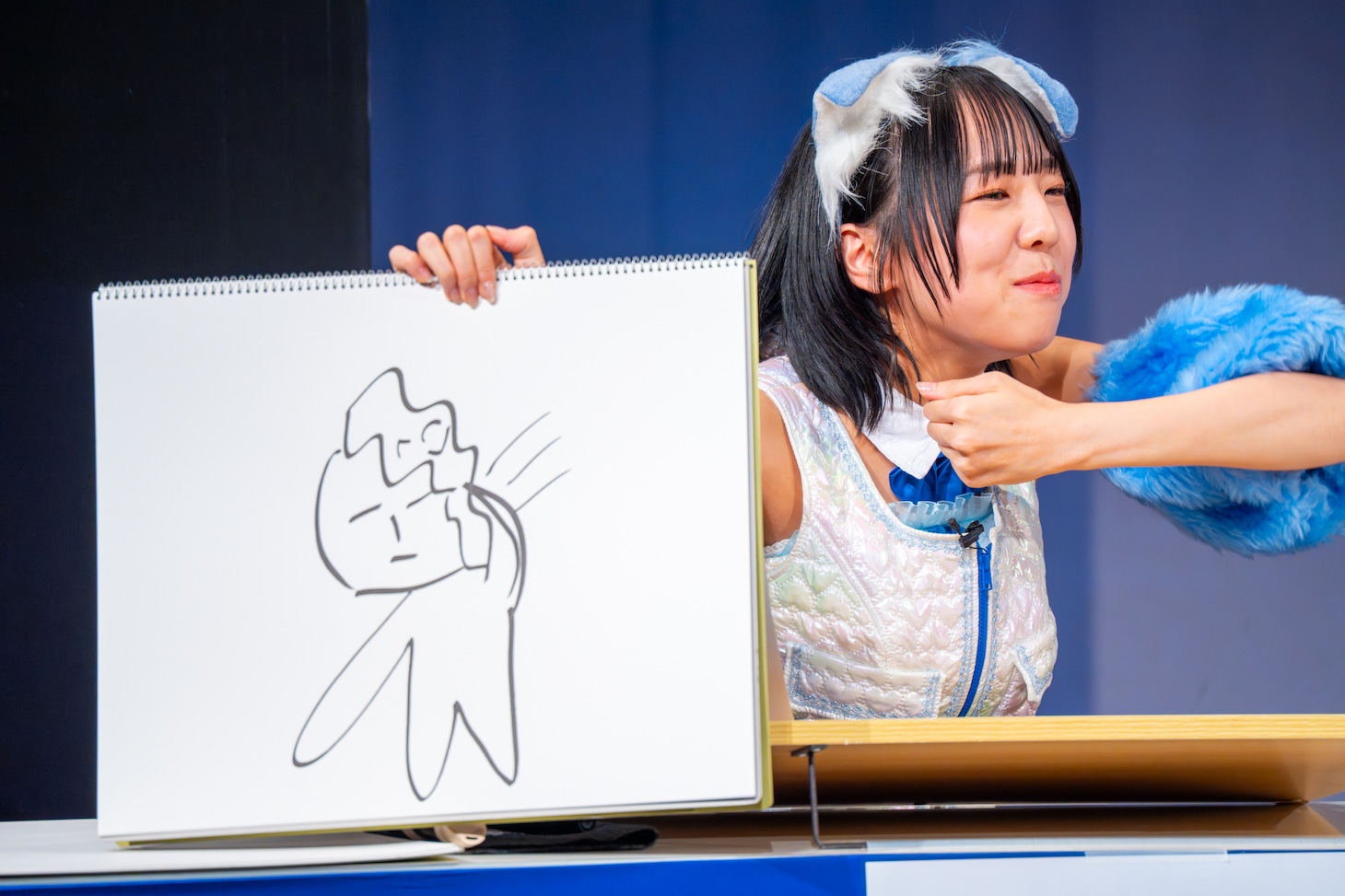 「アイドルがSNSに投稿した自撮りが大バズり！ 何が写り込んでいた？」というお題に答える鍛治島彩（アップアップガールズ（２））。