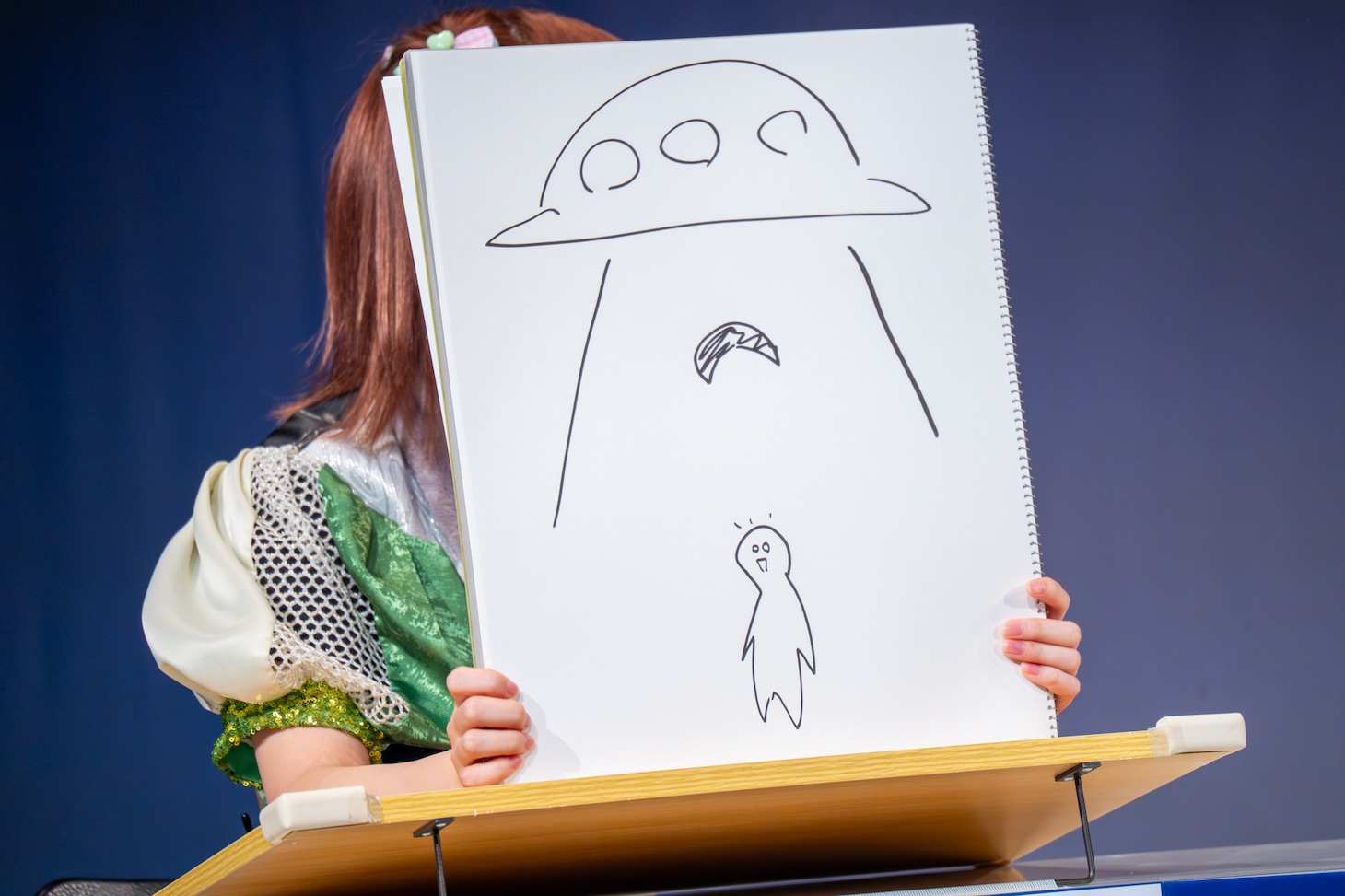 「UFOが地球から持ち帰ろうとしていた意外なモノとは？」というお題に答えるハナエモンスター（豆柴の大群）。