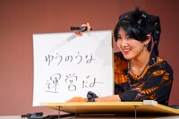 「アイドル大好き赤ちゃんが泣いています。何をしてあげると泣き止む？」というお題に答える小島はな（AMEFURASSHI）。