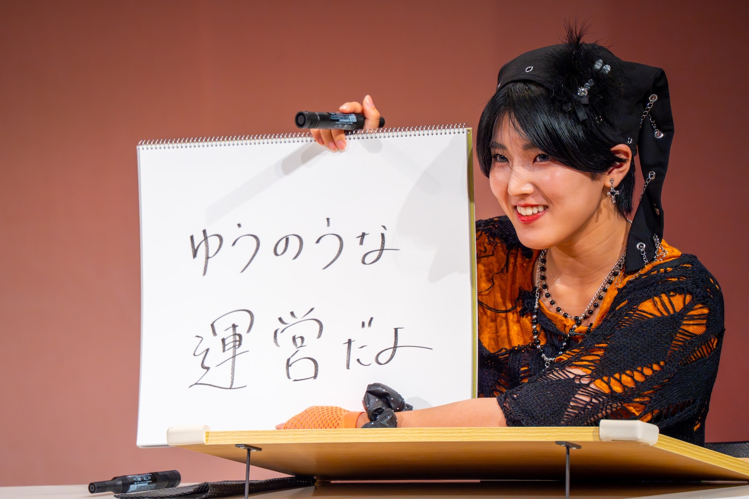 「アイドル大好き赤ちゃんが泣いています。何をしてあげると泣き止む？」というお題に答える小島はな（AMEFURASSHI）。