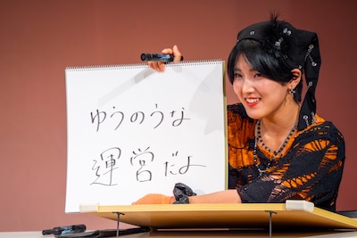 「アイドル大好き赤ちゃんが泣いています。何をしてあげると泣き止む？」というお題に答える小島はな（AMEFURASSHI）。