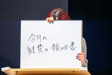 「空欄を埋めてください。『うわぁ、〇〇が生クリームまみれー！』」というお題に答えるminan（lyrical school）。