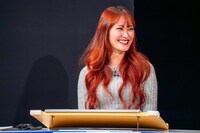 「空欄を埋めてください。『うわぁ、〇〇が生クリームまみれー！』」というお題に答えるminan（lyrical school）。