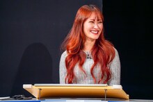 「空欄を埋めてください。『うわぁ、〇〇が生クリームまみれー！』」というお題に答えるminan（lyrical school）。