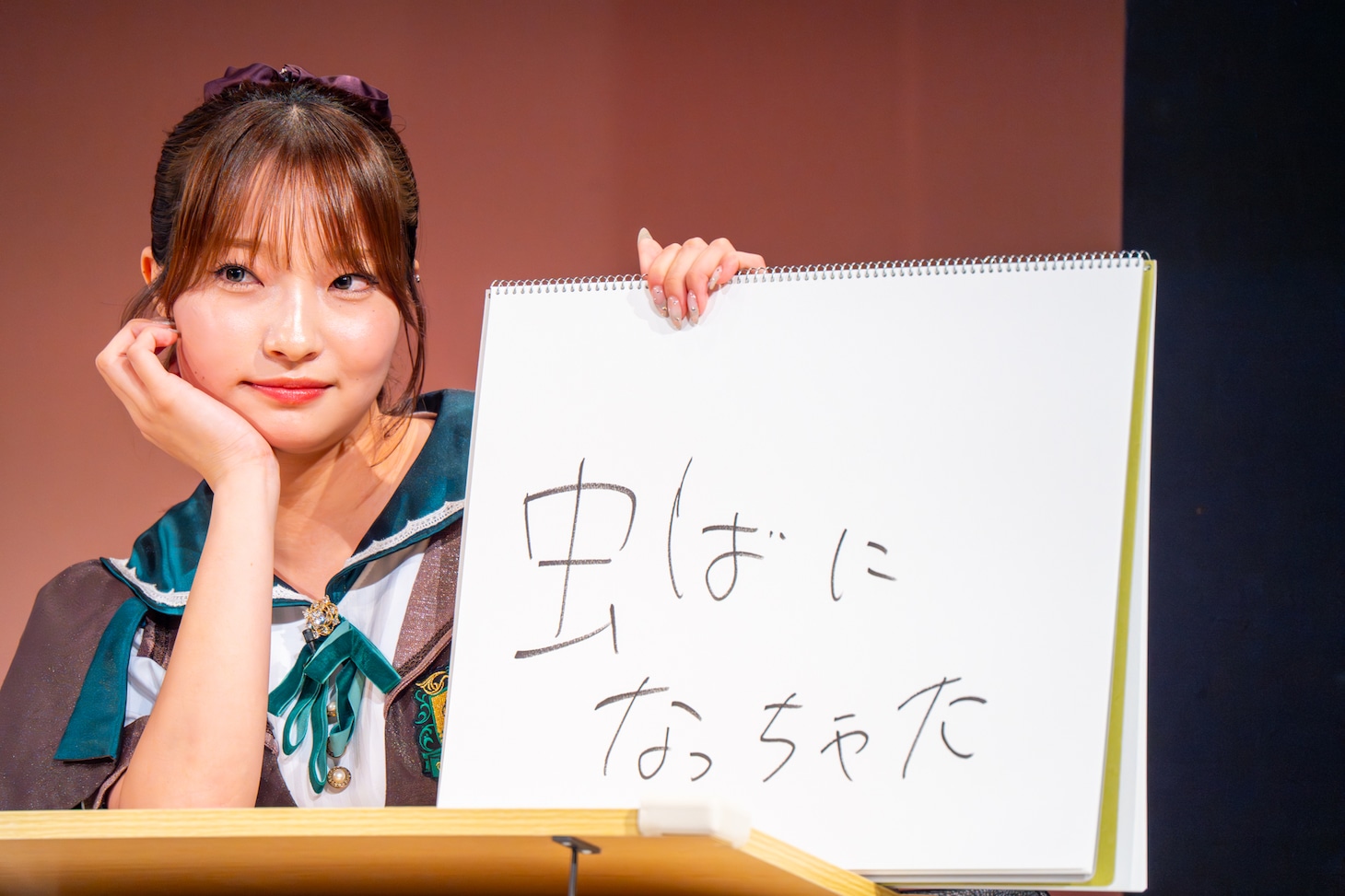 「お菓子の家で一ヶ月生活してみた感想を教えてください」というお題に答える里仲菜月（Task have Fun）。