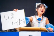 「お菓子の家で一ヶ月生活してみた感想を教えてください」というお題に答える鍛治島彩（アップアップガールズ（２））。