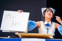 「お菓子の家で一ヶ月生活してみた感想を教えてください」というお題に答える鍛治島彩（アップアップガールズ（２））。