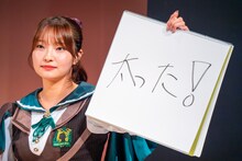 「お菓子の家で一ヶ月生活してみた感想を教えてください」というお題に答える里仲菜月（Task have Fun）。