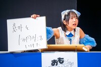 「お菓子の家で一ヶ月生活してみた感想を教えてください」というお題に答える鍛治島彩（アップアップガールズ（２））。