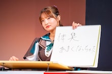 「お菓子の家で一ヶ月生活してみた感想を教えてください」というお題に答える里仲菜月（Task have Fun）。