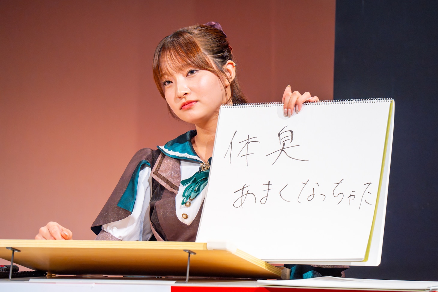 「お菓子の家で一ヶ月生活してみた感想を教えてください」というお題に答える里仲菜月（Task have Fun）。