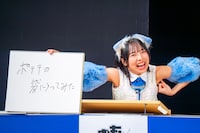 「お菓子の家で一ヶ月生活してみた感想を教えてください」というお題に答える鍛治島彩（アップアップガールズ（２））。