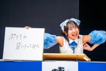 「お菓子の家で一ヶ月生活してみた感想を教えてください」というお題に答える鍛治島彩（アップアップガールズ（２））。