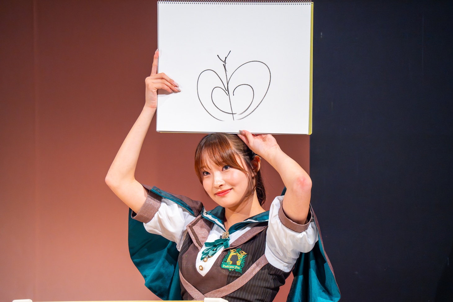 「モンシロチョウがとんでもないところに！ どこに止まっちゃった？」というお題に答える里仲菜月（Task have Fun）。