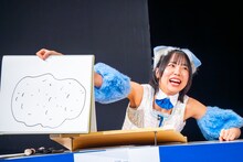 「モンシロチョウがとんでもないところに！ どこに止まっちゃった？」というお題に答える鍛治島彩（アップアップガールズ（２））。