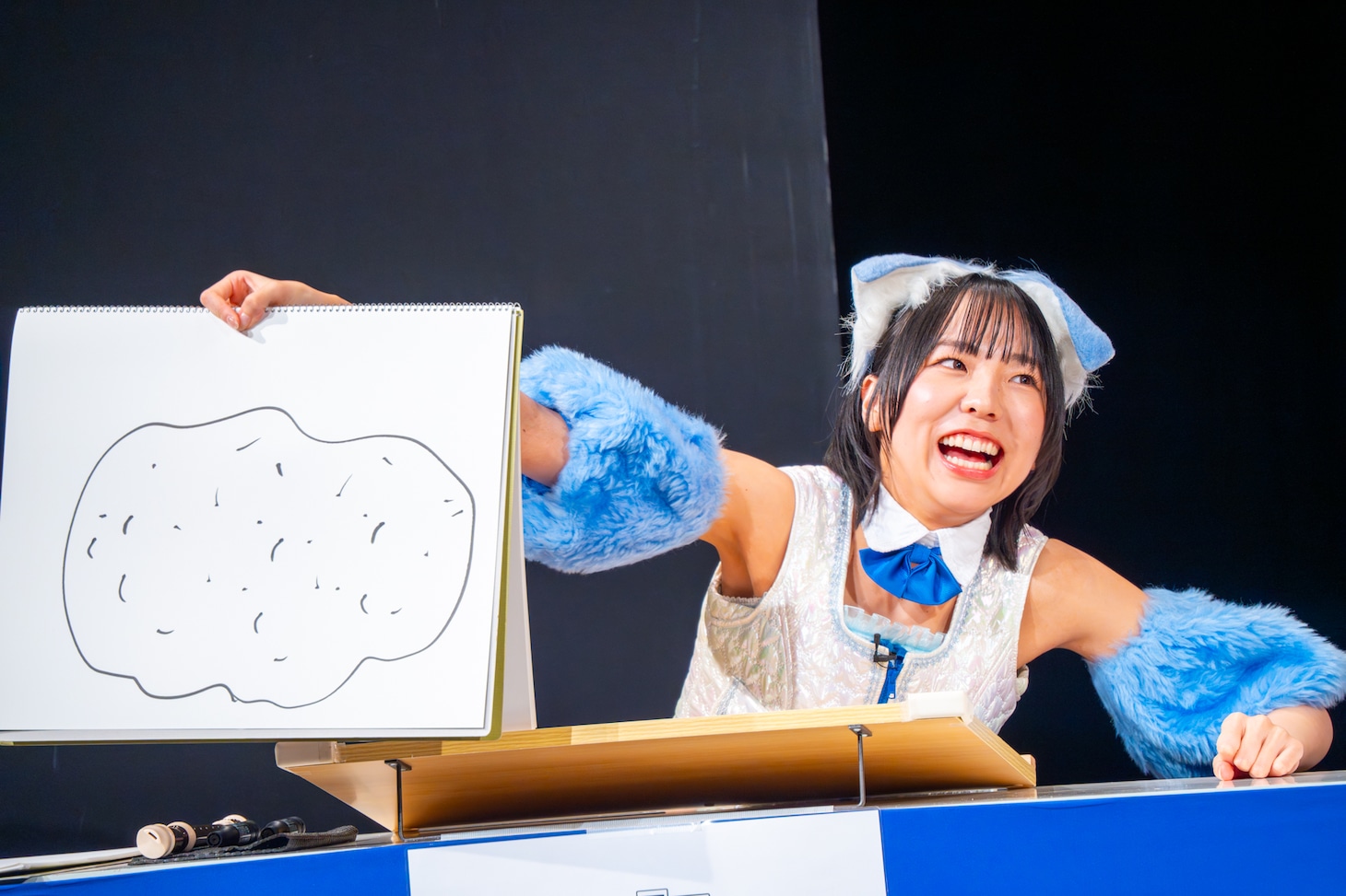 「モンシロチョウがとんでもないところに！ どこに止まっちゃった？」というお題に答える鍛治島彩（アップアップガールズ（２））。