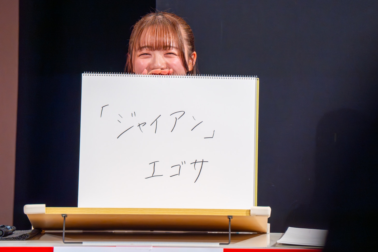 「自分のリサイタルを無事終えたジャイアン、楽屋に戻って最初にすることとは？」というお題に答える希山愛（ばってん少女隊）。