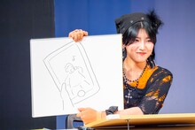 「自分のリサイタルを無事終えたジャイアン、楽屋に戻って最初にすることとは？」というお題に答える小島はな（AMEFURASSHI）。