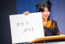 「自分のリサイタルを無事終えたジャイアン、楽屋に戻って最初にすることとは？」というお題に答える小島はな（AMEFURASSHI）。