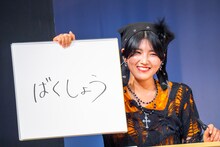 「会場の皆さんと記念撮影。アイドル『では、皆さん〇〇のポーズでお願いします』」というお題に答える小島はな（AMEFURASSHI）。