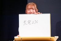 「会場の皆さんと記念撮影。アイドル『では、皆さん〇〇のポーズでお願いします』」というお題に答える希山愛（ばってん少女隊）。