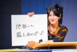 「会場の皆さんと記念撮影。アイドル『では、皆さん〇〇のポーズでお願いします』」というお題に答える小島はな（AMEFURASSHI）。