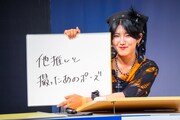 「会場の皆さんと記念撮影。アイドル『では、皆さん〇〇のポーズでお願いします』」というお題に答える小島はな（AMEFURASSHI）。
