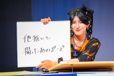 「会場の皆さんと記念撮影。アイドル『では、皆さん〇〇のポーズでお願いします』」というお題に答える小島はな（AMEFURASSHI）。